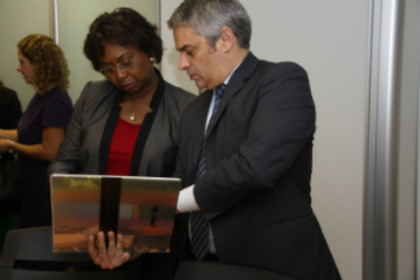 Ministra Bernarda Martins e Brandelli:  possibilidade de cooperação Brasil-Angola. Fotos: Sabrina Carvalho.